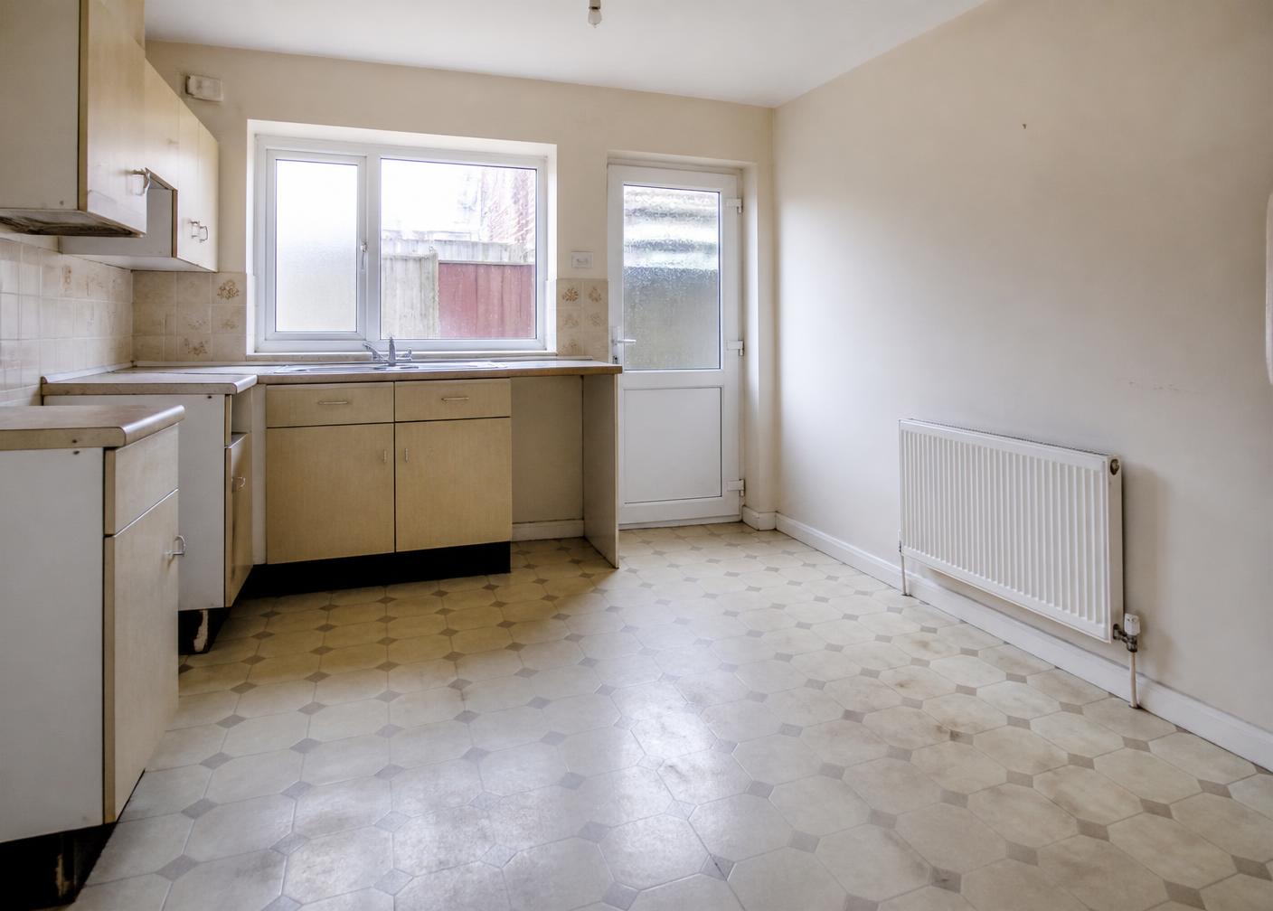 Kitchen diner — Goodmayes, 4 bed terrace — before Quaysure Homes furnished it